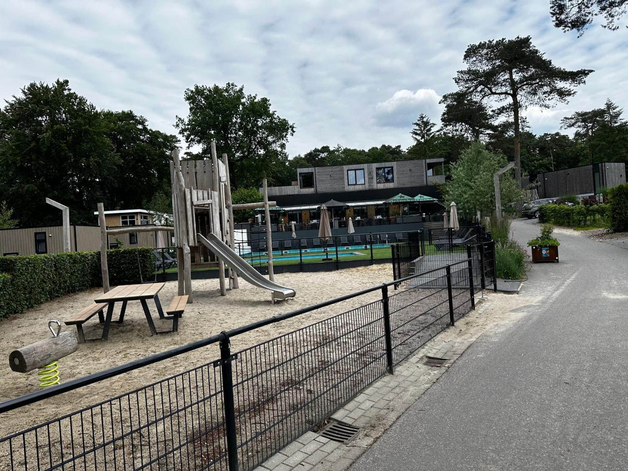 Dubbele Chalet Op Recreatiepark Topparken Op De Veluwe In Beekbergen Met Grote Vrije Tuin En Eigen Parkeerplaats Ngoại thất bức ảnh